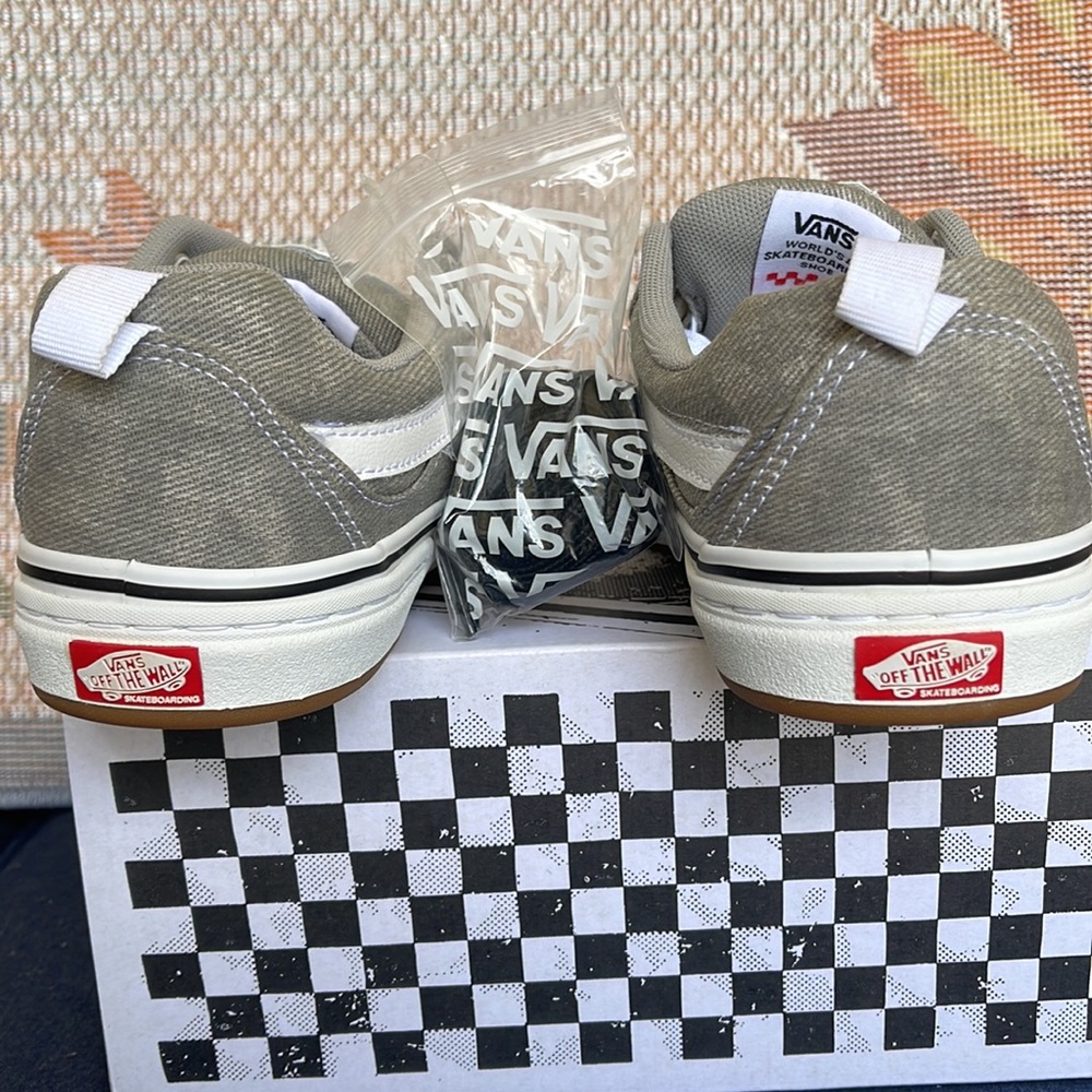 Vans WMNS Kyle Walker (Denim) Gray/White
VN0A5JIE9BM
Sneakers - athletic shoes - Picture 14 of 16